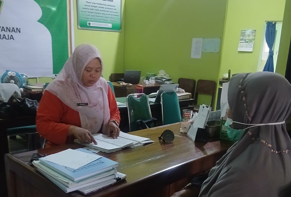 KUA Patikraja Berikan Pelayanan Permohonan Duplikat Buku Nikah kepada Warga