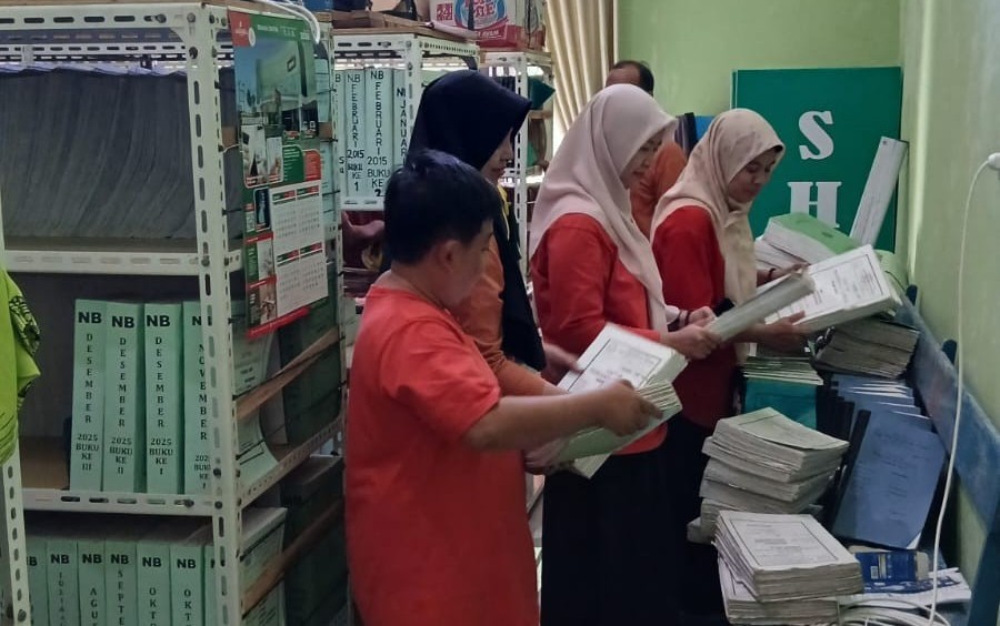 Tingkatkan Kualitas Pelayanan dalam Pencarian Arsip Nikah, KUA Banyumas Gelar Kerja Bakti di Ruang Arsip