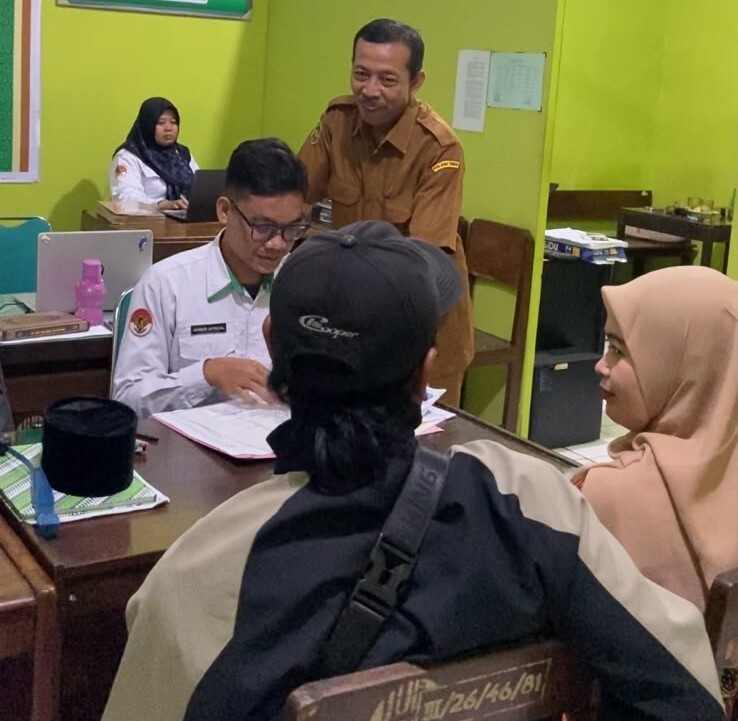 Pemeriksaan Berkas Calon pengantin Oleh Penghulu KUA Patikraja