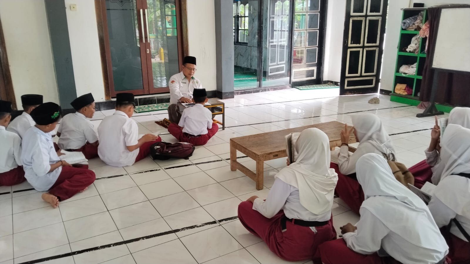 Kembangkan Pemahaman Fikih Anak, Penyuluh Ajarkan Fikih Thaharah bagi Siswa MI