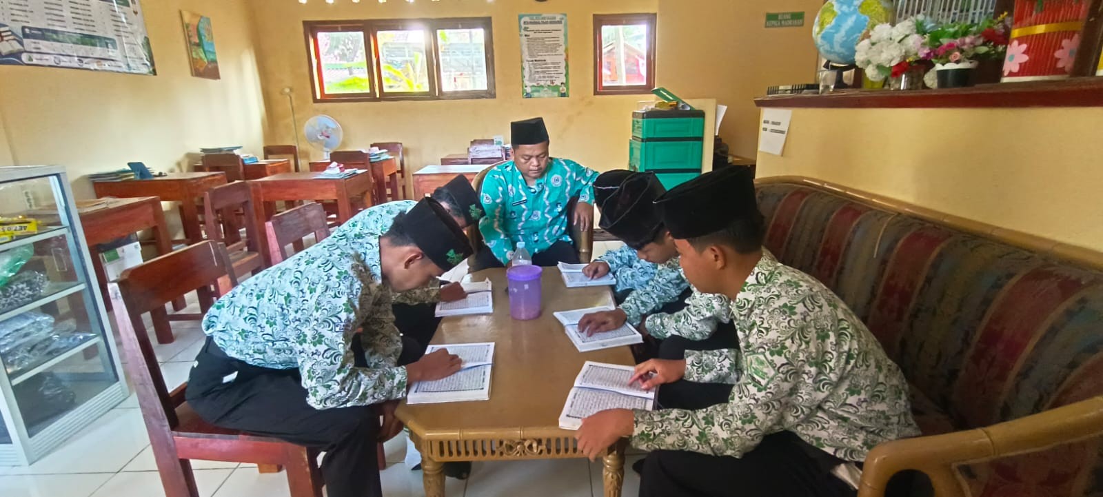 Penyuluh Bimbing Sorogan Al-Quran di MTs Manbaul Falah Gerduren