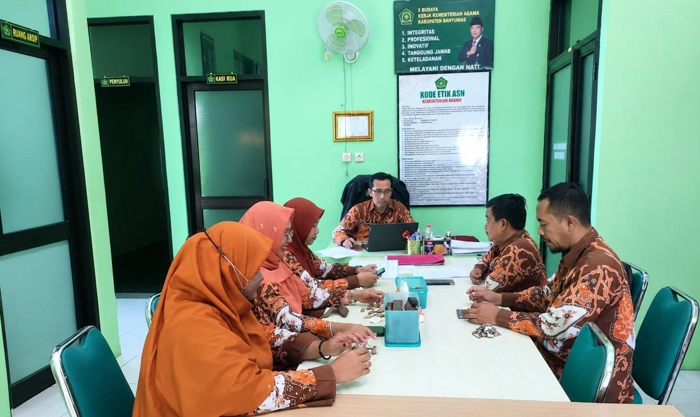 Kepala KUA Gelar Rakor Bersama Penyuluh Terkait Pembentukan UPZ KUA Banyumas