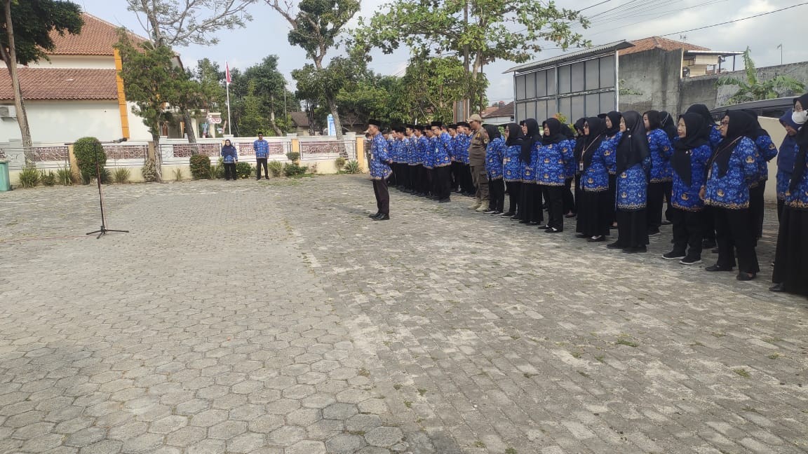ASN KUA Purwokerto Selatan Ikuti Upacara Kesetiaan Penghormatan Bendera di Pendopo Kecamatan