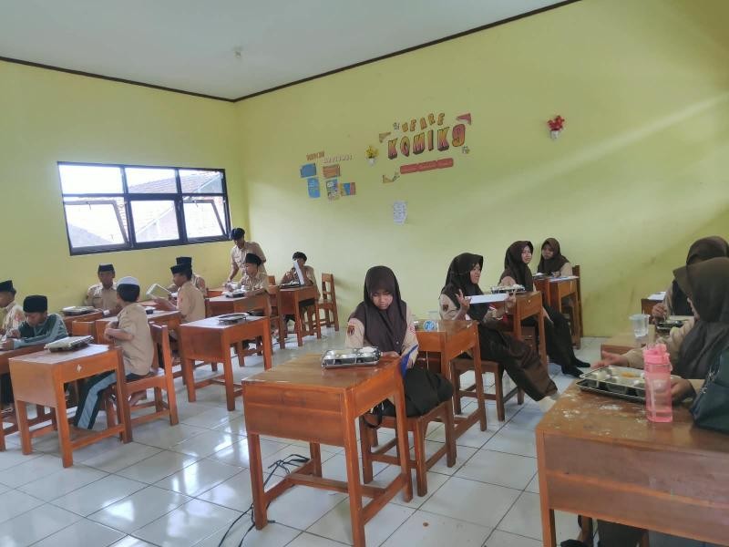 Rutin Setiap Hari, Siswa MTs Nurul Iman Cikembulan Terus Dapatkan Manfaat Program MBG