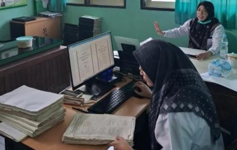 Petugas Front Office KUA Kemranjen Pastikan Data Simkah dan Hardfile Selaras