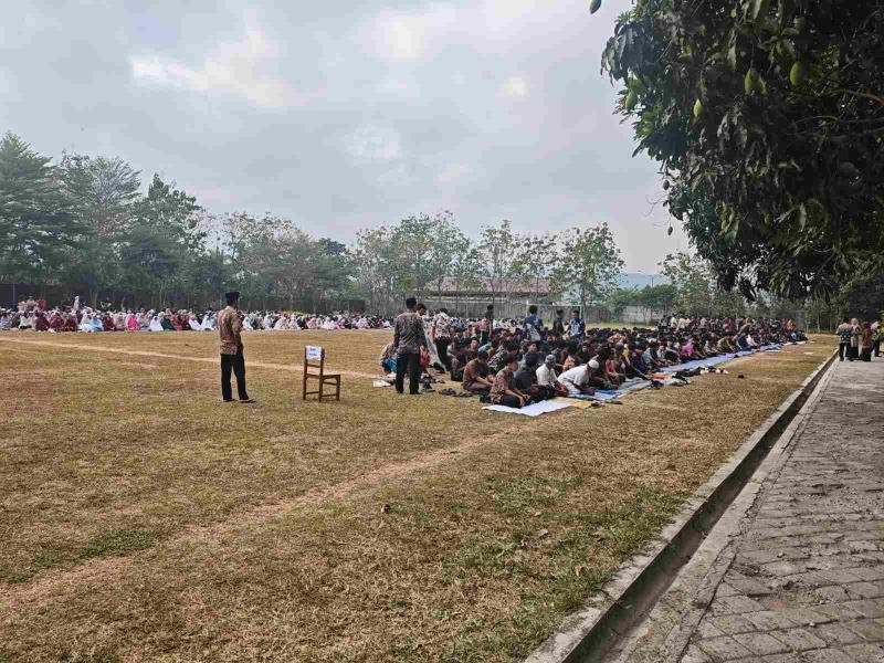 Kekeringan Panjang Melanda, KUA Banyumas Gandeng SMAN 1 Banyumas Gelar Salat Istisqo di Lapangan Sekolah