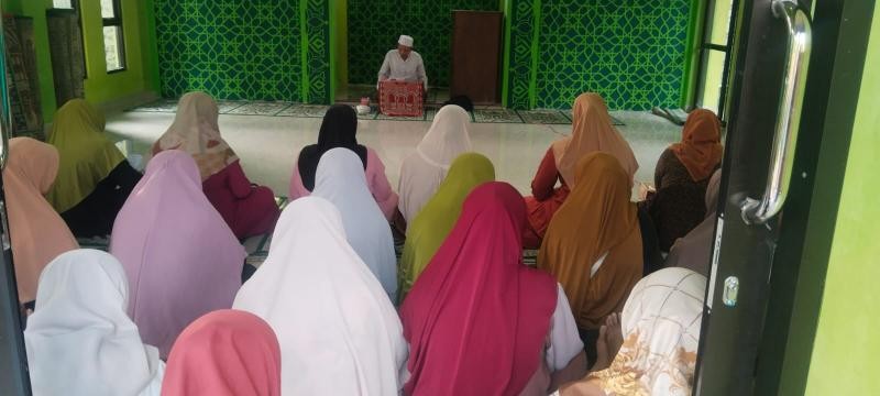 Penyuluh Edukasi Jamaah MT Luluil Maknun tentang Pentingnya Produk Halal