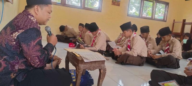 Perkuat Karakter Religius Remaja, Penyuluh Bahas Bahaya Ilmu Tanpa Amal dan Ibadah Tanpa Ilmu di MTs Manbaul Falah