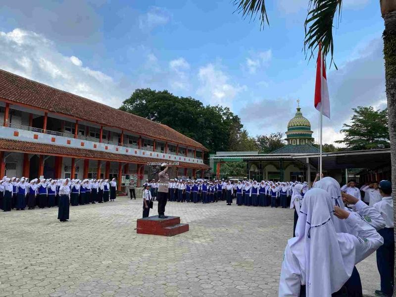 Polresta Banyumas Gelar Police Goes to School di MTsN 2 Banyumas, Tegaskan Pelarang Bawa Motor bagi Murid 