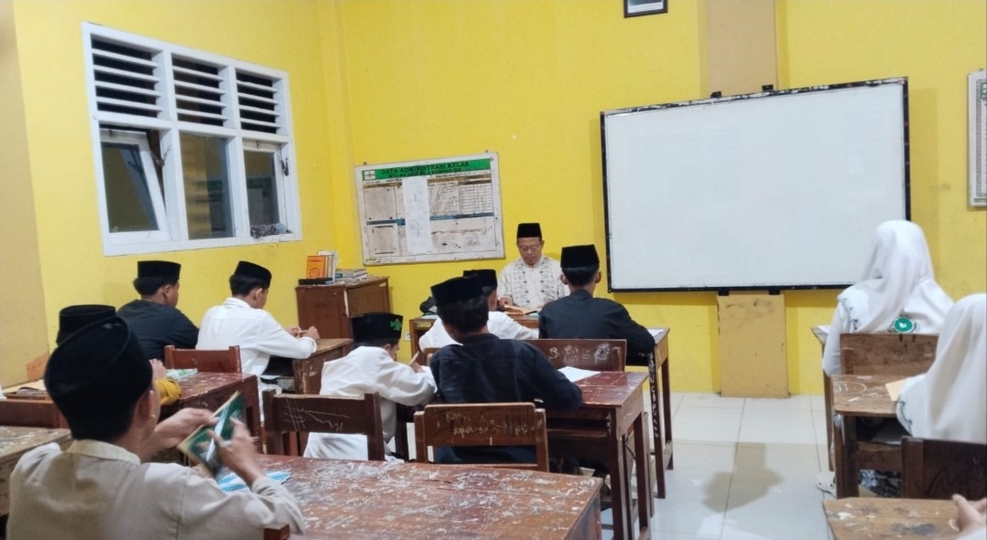 Miftahudin Tekankan Pentingnya Memahami Rukun Iman di MT Roudlotut Tolibin 