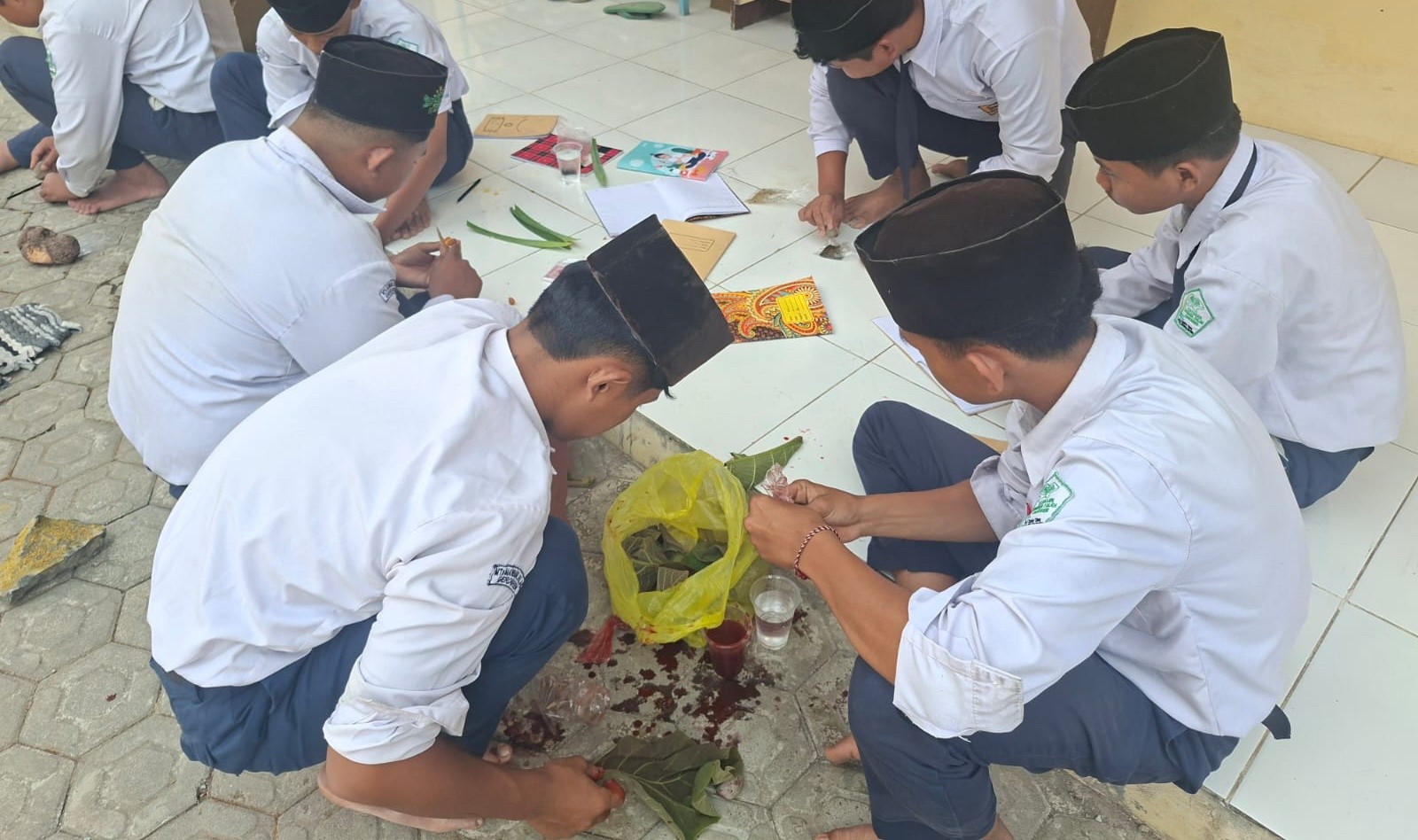 Eksperimen Warna Alami, Siswa Kelas 9 MTs Manbaul Falah Gerduren Belajar IPA dari Alam