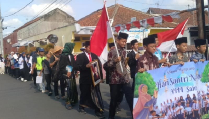 Semarakkan Hari Santri 2026, Ribuan Siswa MTsN 1 Banyumas Unjuk Kreativitas Lewat Pawai Taaruf