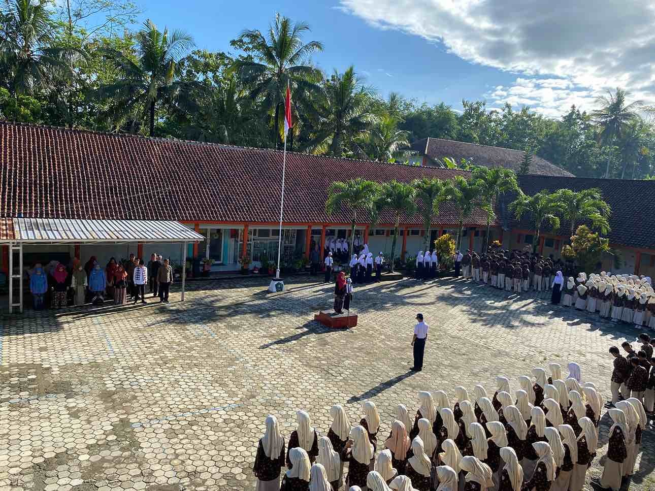 MTsN 2 Banyumas Gelar Upacara Hardiknas 2026