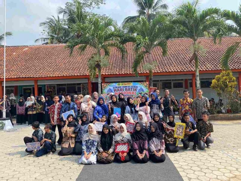 Meriahkan Hari Batik Nasional 2026, MTsN 2 Banyumas Gelar Lomba Fashion Show dalam Program G7KAIH Jumat Ceria