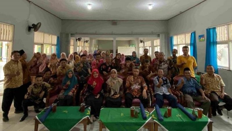 Suasana Haru Warnai Pelepasan Kepala MTsN 2 Banyumas Periode 2022–2026 bersama GTK