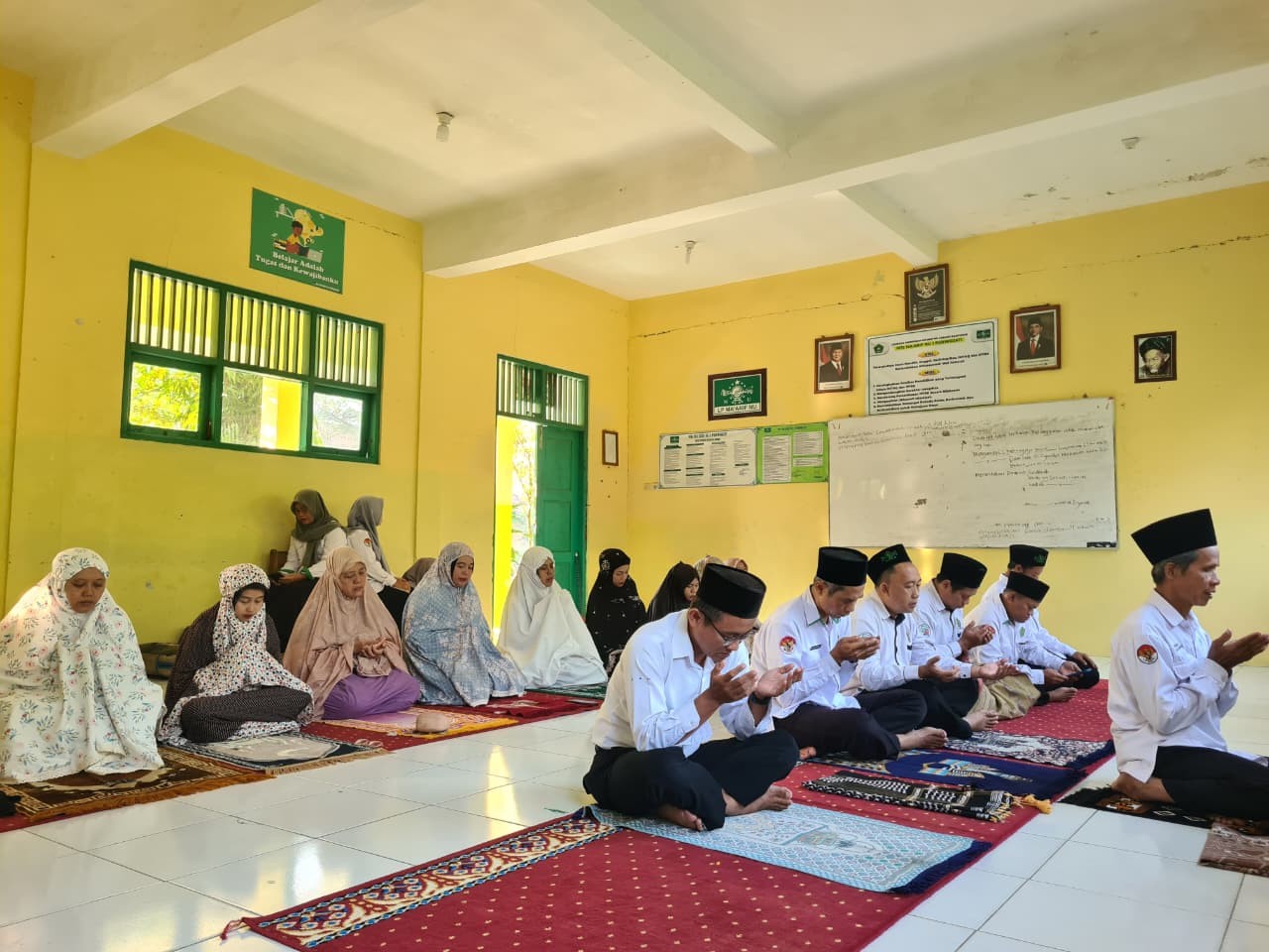 Guru dan Karyawan MTs Maarif NU 1 Purwojati Gelar Istighasah, Ikhtiar Spiritual Sukseskan SPMB 2026
