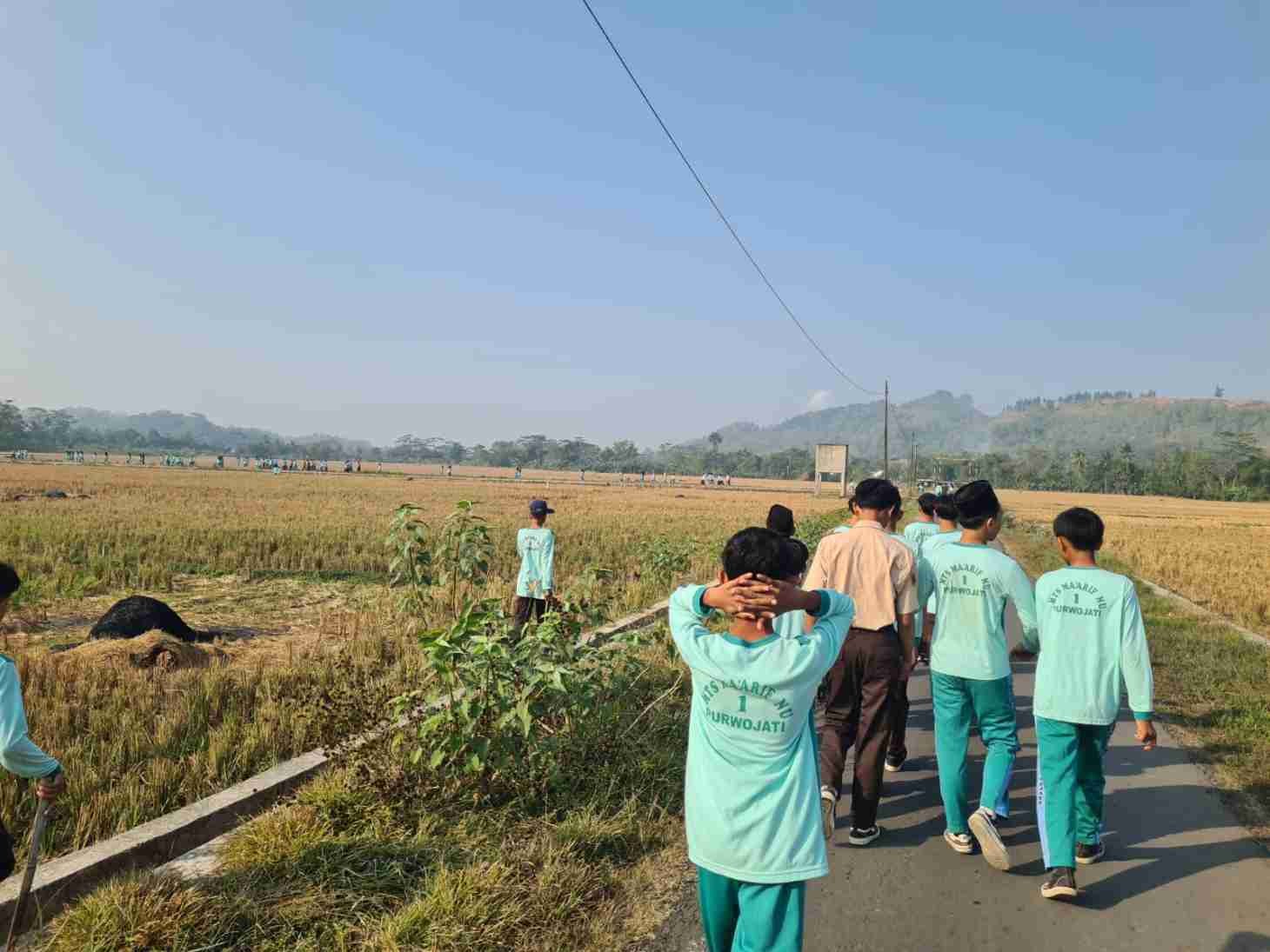 Sambut Tahun Ajaran Baru, MTs Ma'arif NU 1 Purwojati Gelar Jalan Sehat Berwarna Ta'ruf dengan Lingkungan