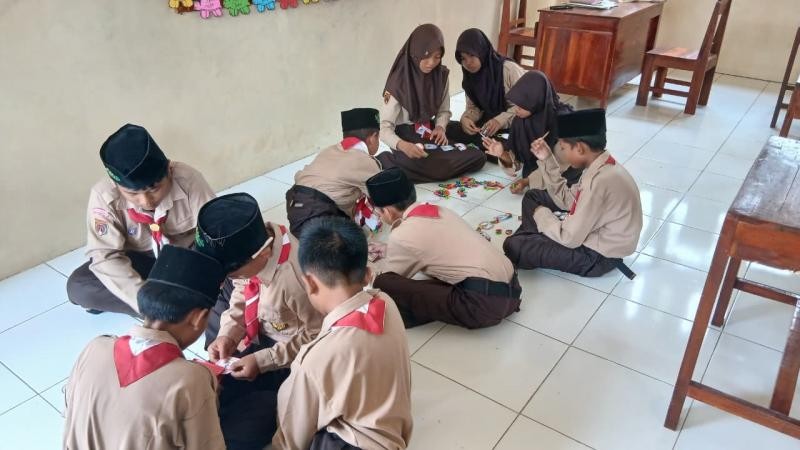 Kompak dan Kreatif, Siswa Kelas VII MTs Manbaul Falah Gerduren Perindah Ruang Belajar