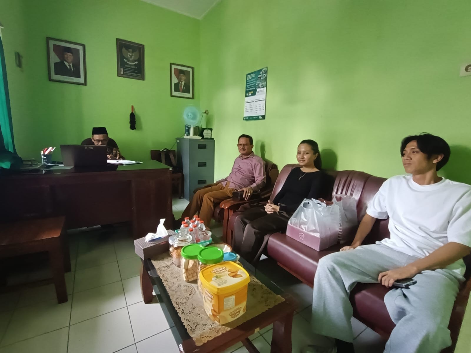 Pastikan Kelengkapan Administrasi Nikah, Kepala KUA Periksa Berkas Calon Pengantin