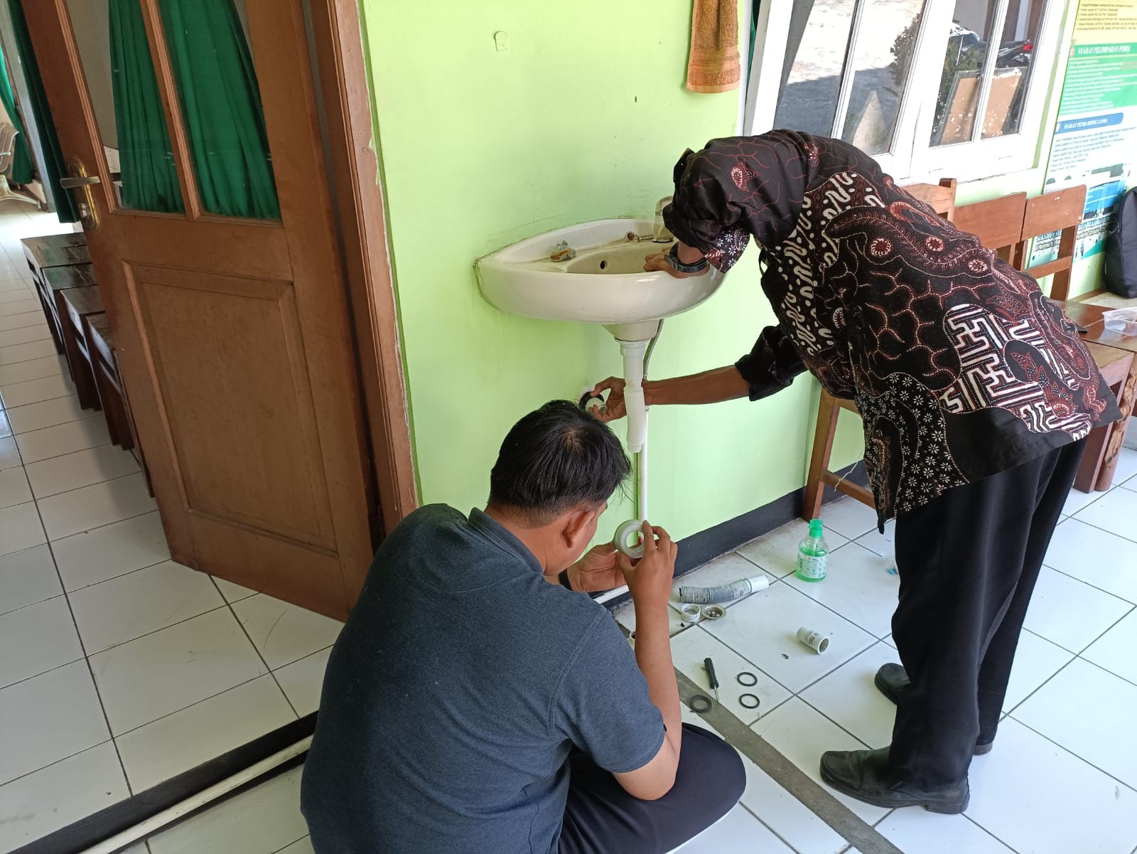 Tingkatkan Pelayanan dan Kebersihan, Pegawai Perbaiki Wastafel Rusak