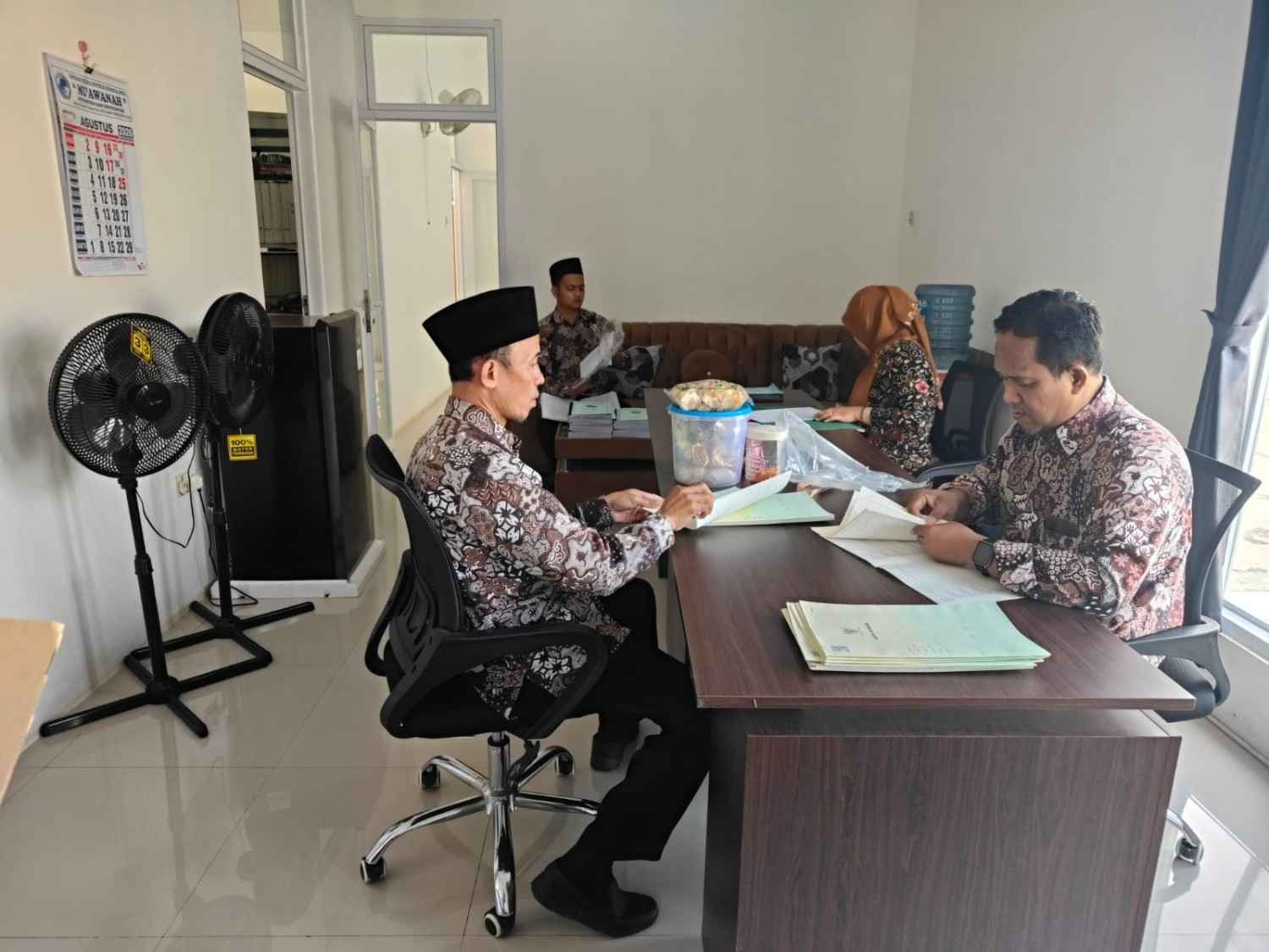 Menjaga Ketelitian Data: KUA Somagede Lakukan Stock Opname Lembar Register Pagi Ini
