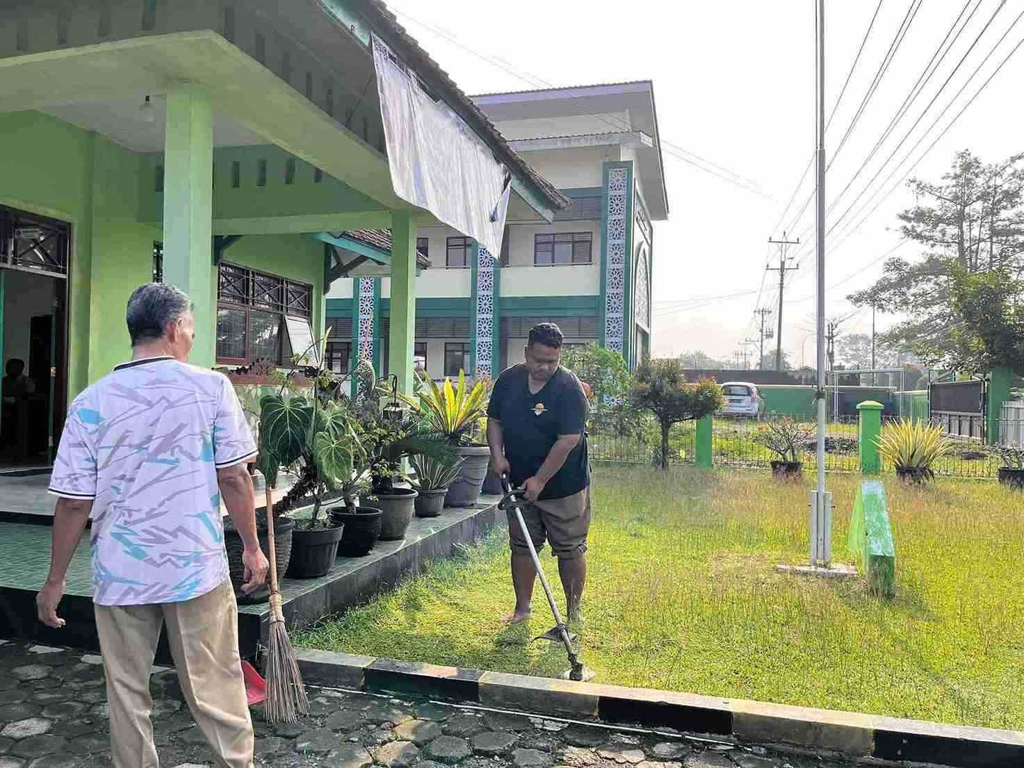 Pagi Produktif di Madrasah: Bersih-Bersih Demi Lingkungan Nyaman