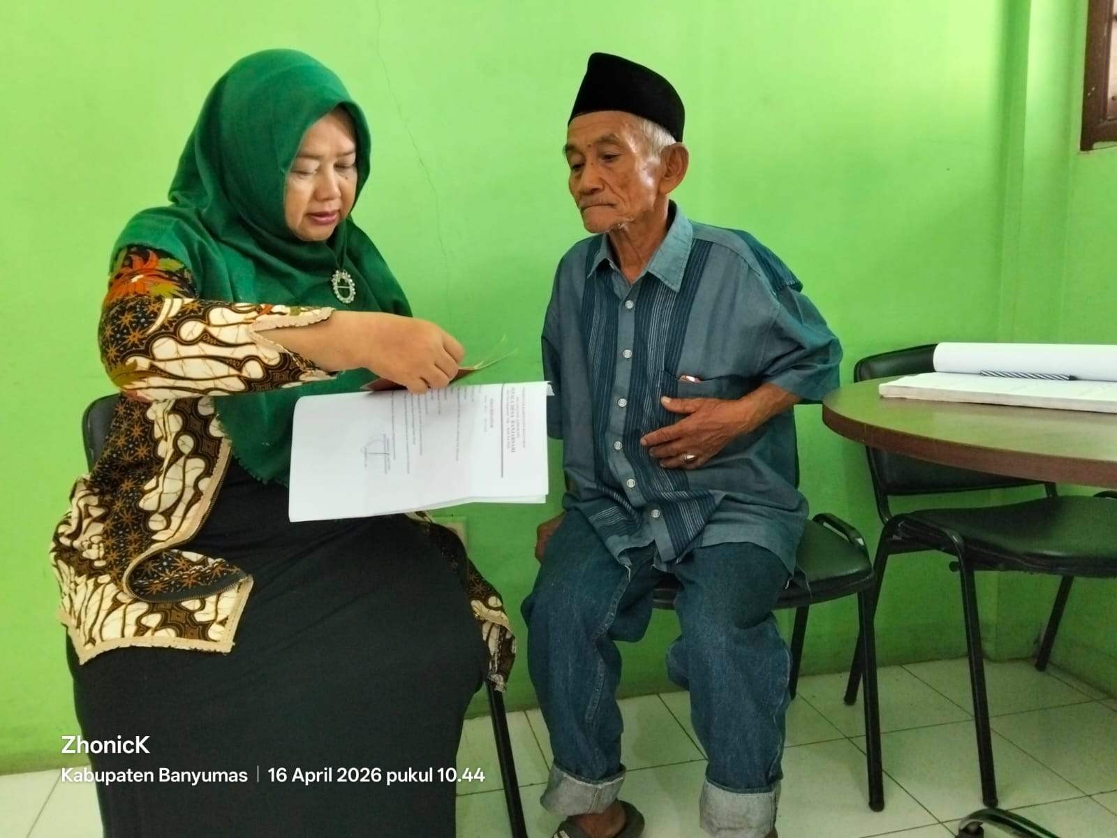 KUA Ajibarang Beri Solusi Cepat bagi Warga Banjarsari yang Hilang Buku Nikah