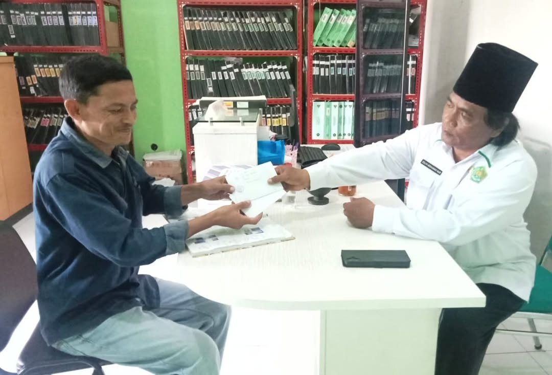 KUA Ajibarang Terapkan 3S Saat Warga Pancurendang Ambil Buku Nikah