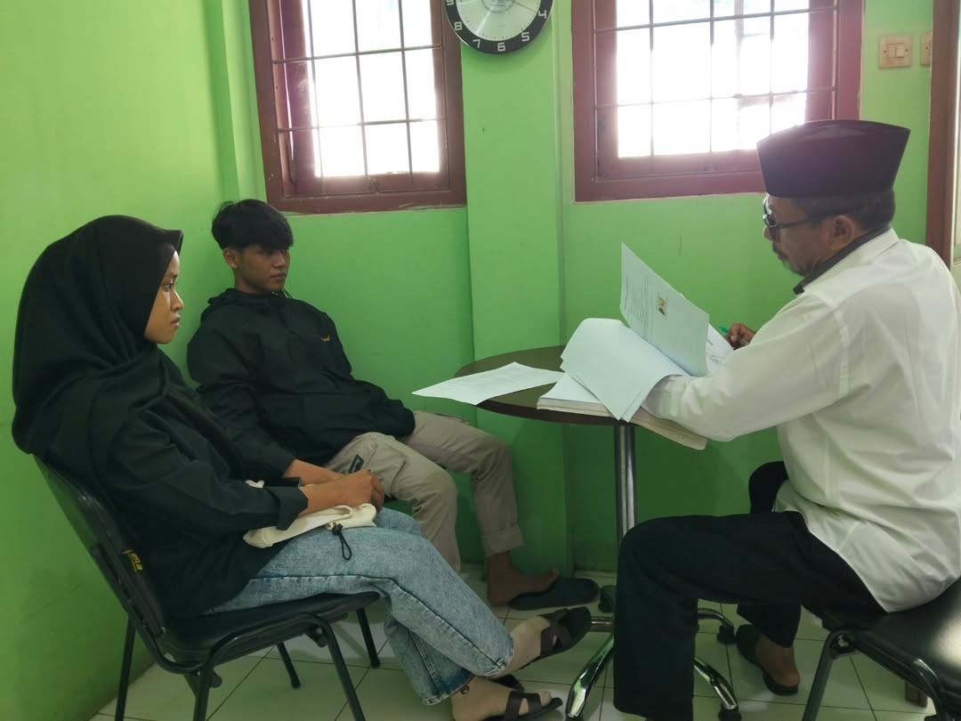 Kepala KUA Ajibarang Periksa Detail Berkas Catin