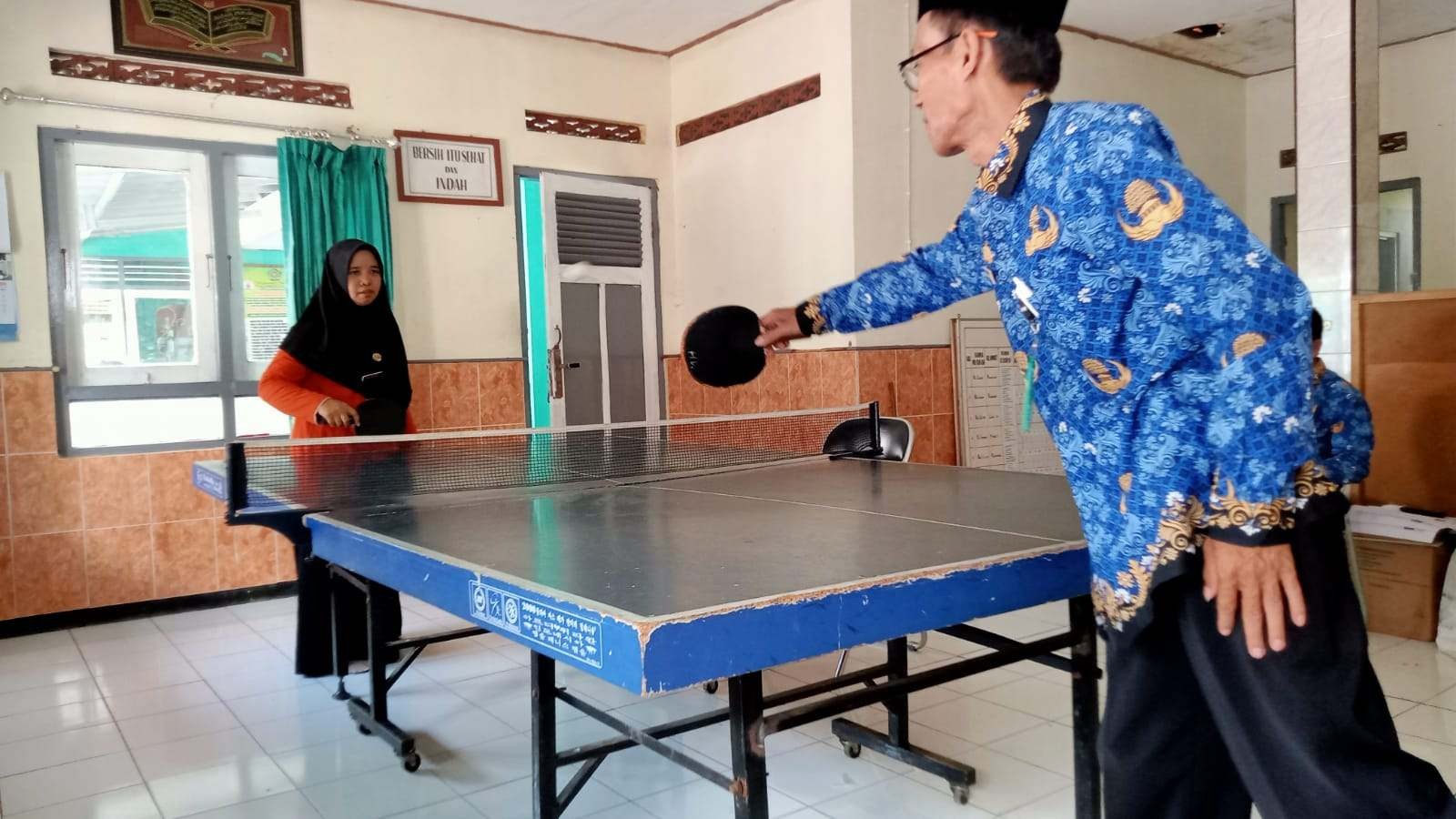 Smash Semangat! Cara Seru ASN KUA Jaga Kesehatan Setelah Apel Korpri