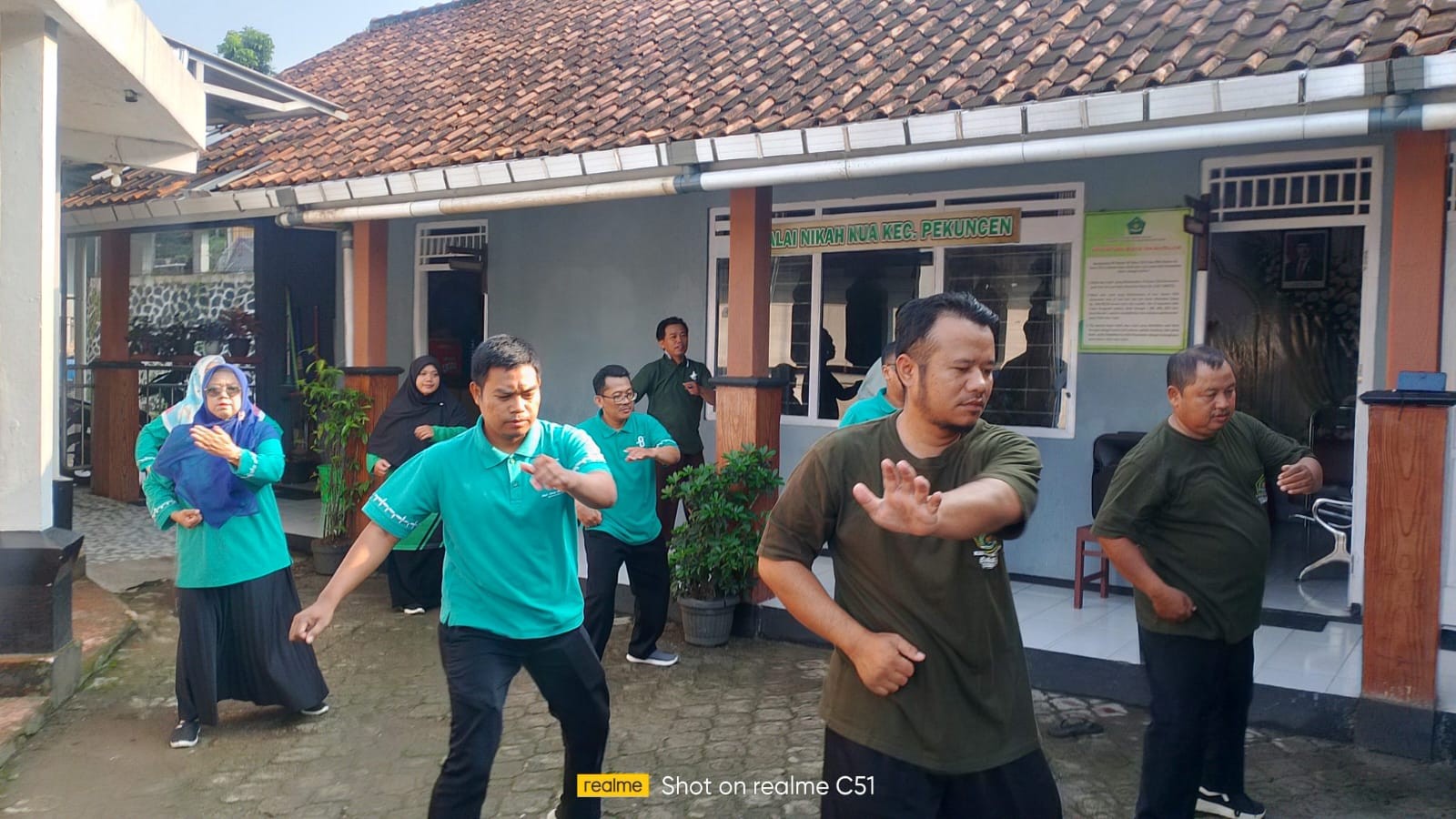 KUA Laksanakan Olahraga Bersama dan Gerakan Jumat Aman, Sehat, Resik, Indah (GEMAH ASRI)