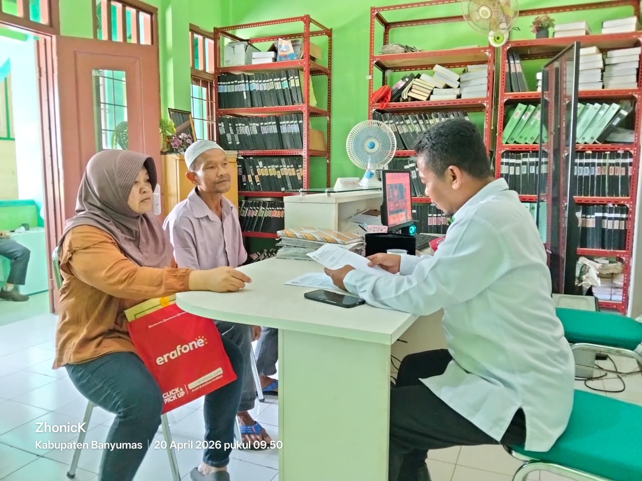 KUA Ajibarang Bantu Warga Pancasan Temukan Register untuk Buku Nikah Hilang