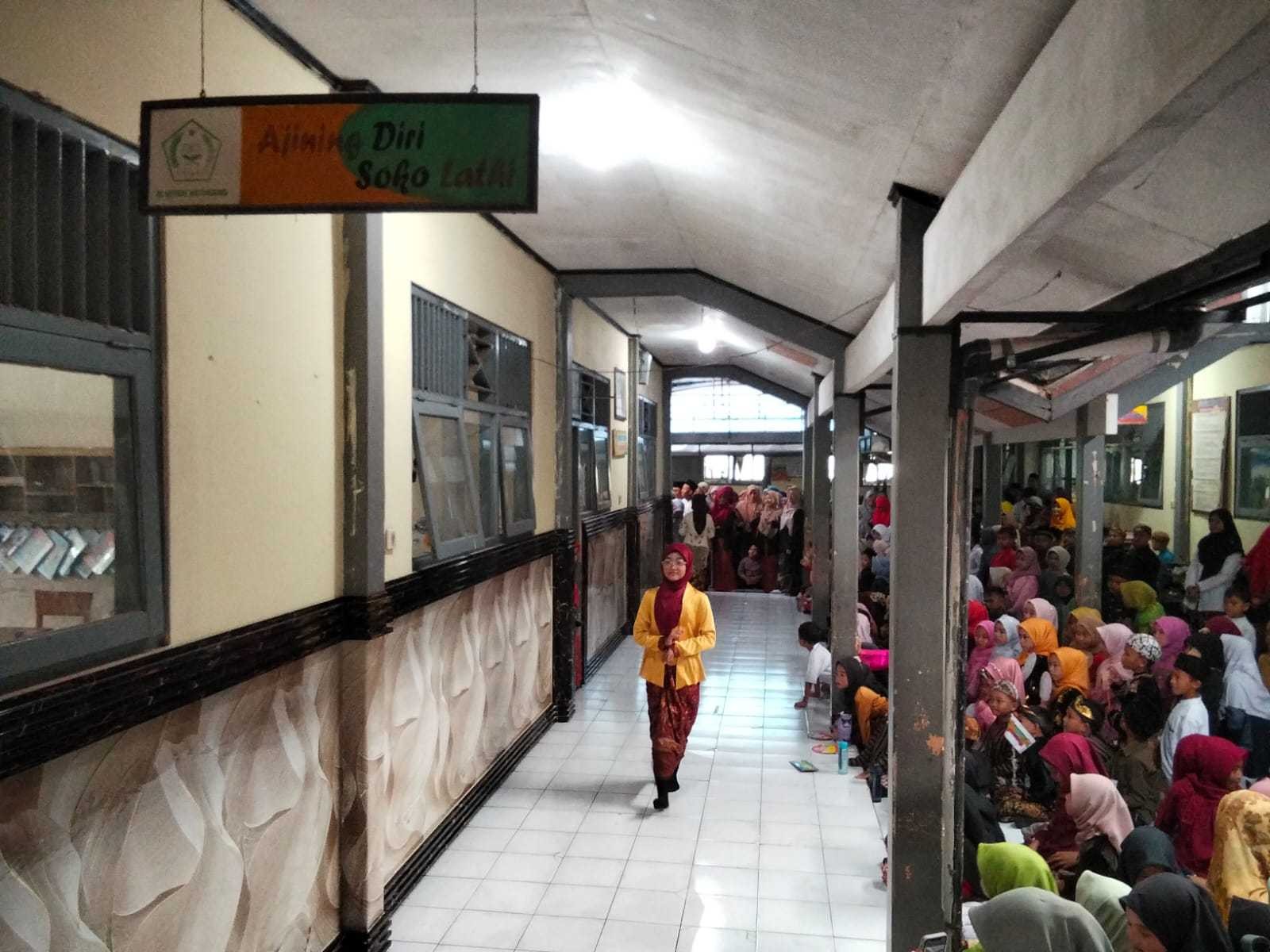 Semarak Hari Kartini, Siswa MI Negeri 2 Banyumas Tampilkan Fashion Show Penuh Kreativitas