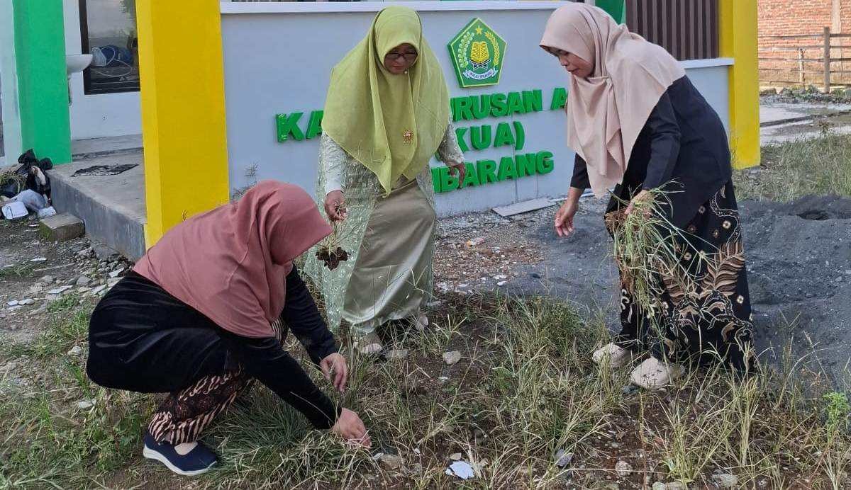 Para Kartini KUA Ajibarang Wujudkan Semangat Emansipasi Lewat Aksi Lingkungan Bersih