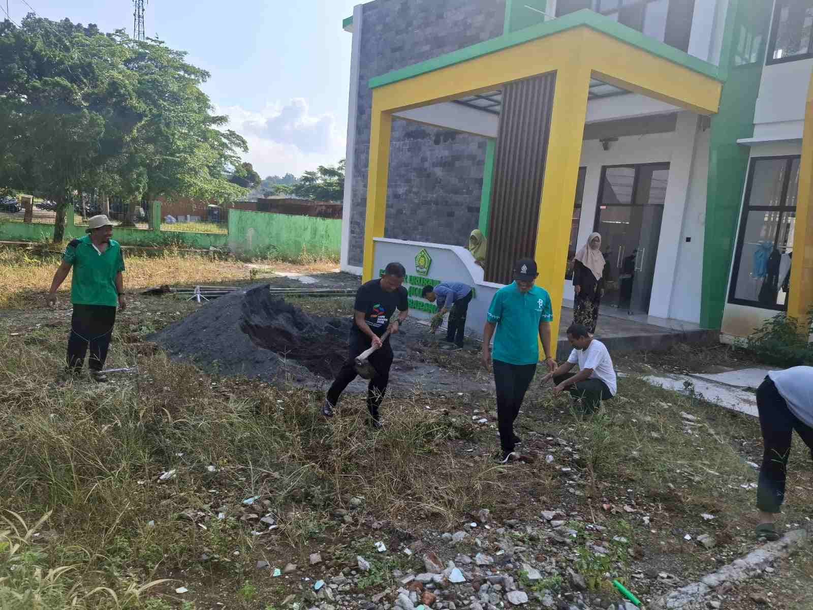 Kepala KUA Ajibarang Pimpin Gerakan ASRI di Lingkungan KUA