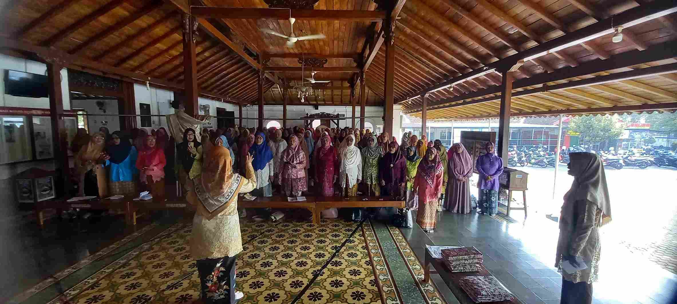 Semarak Hari Kartini, MT Nurul Ikhlas Gelar Pengajian Selasa Pagi Berkebaya