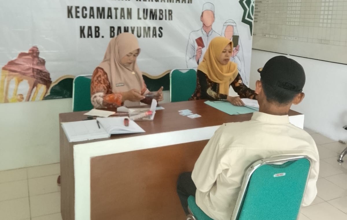 Pastikan Legalitas Wakaf, Bapak Sukradi Ajukan Akta Ikrar Wakaf di KUA Lumbir