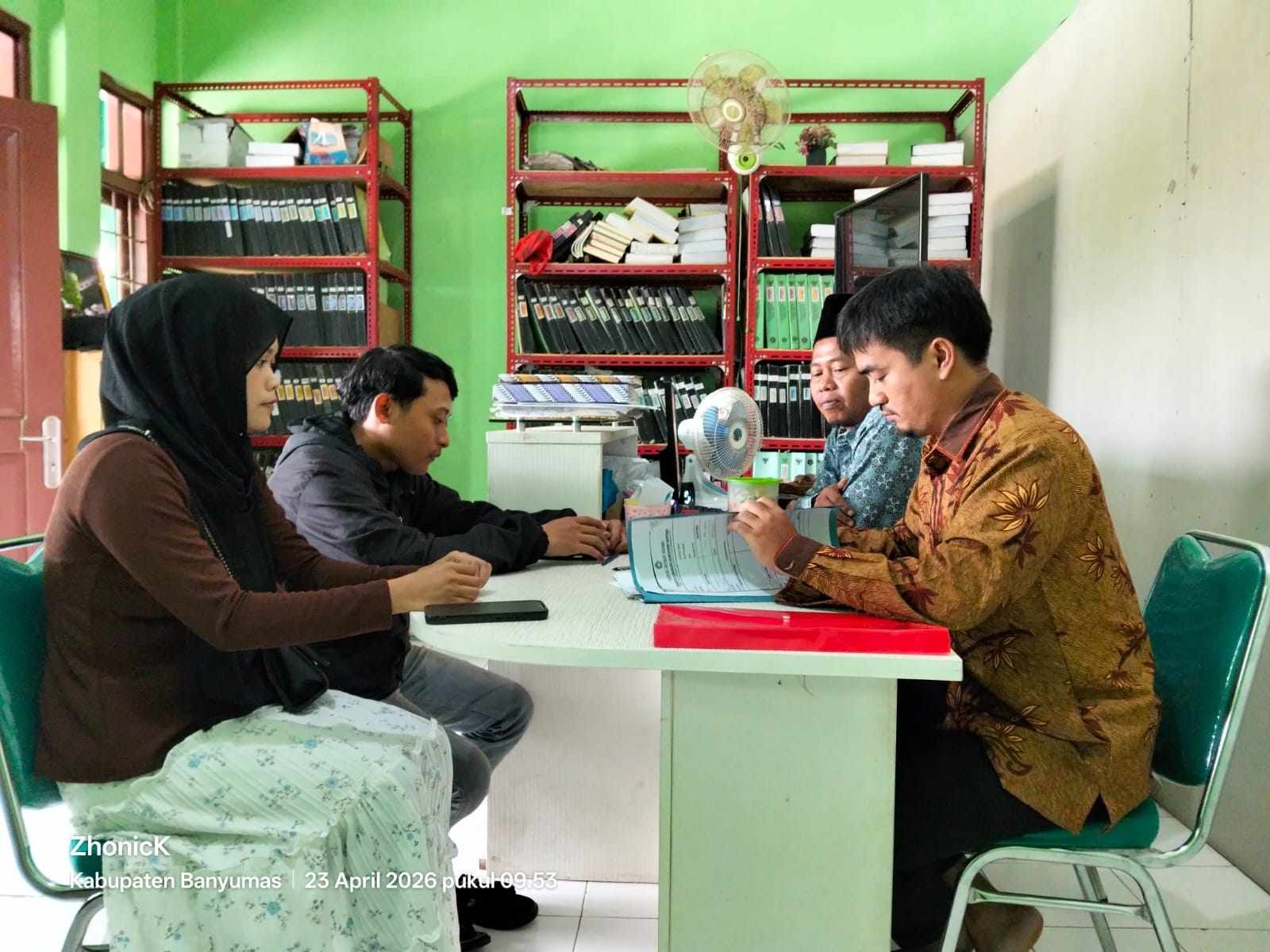 KUA Ajibarang Optimalkan Akurasi Pemeriksaan Berkas Pernikahan