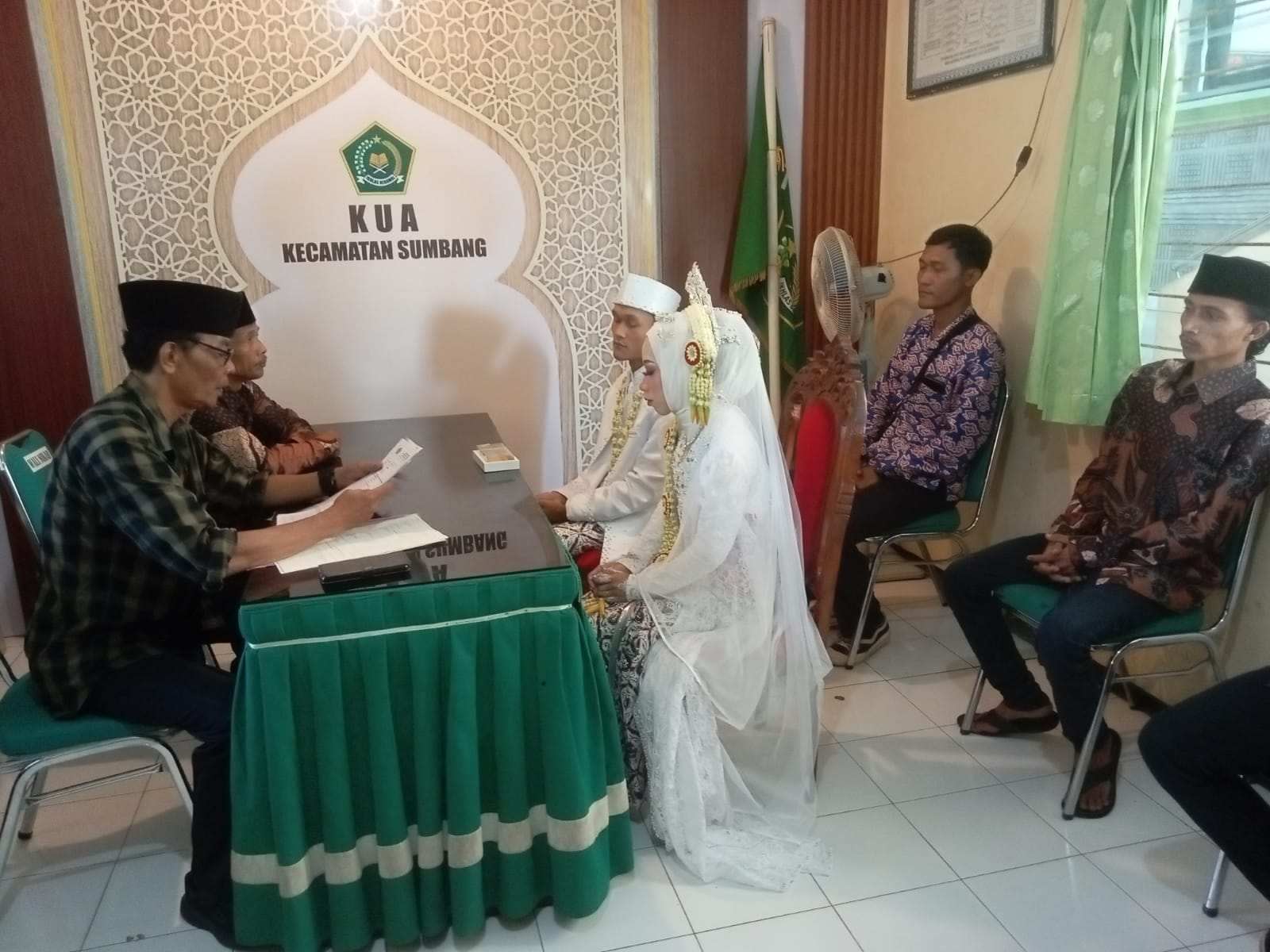 Jumat Manis, Ijab Qabul Lima Pasangan Pengantin di Balai Nikah KUA Sumbang