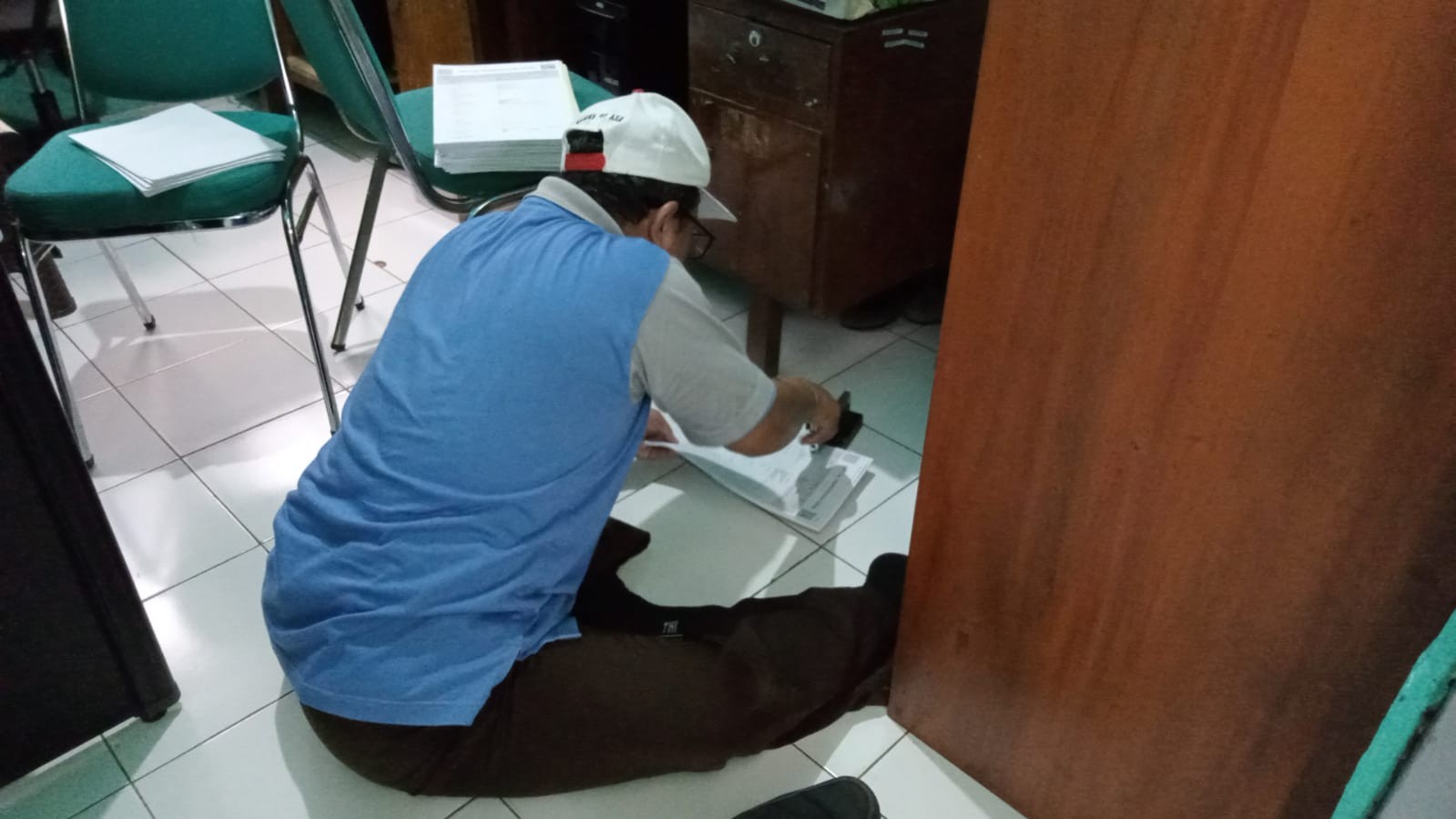 Ketelitian dalam Dokumentasi: Staf KUA Rapikan Berkas Nikah Sebelum Penjilidan