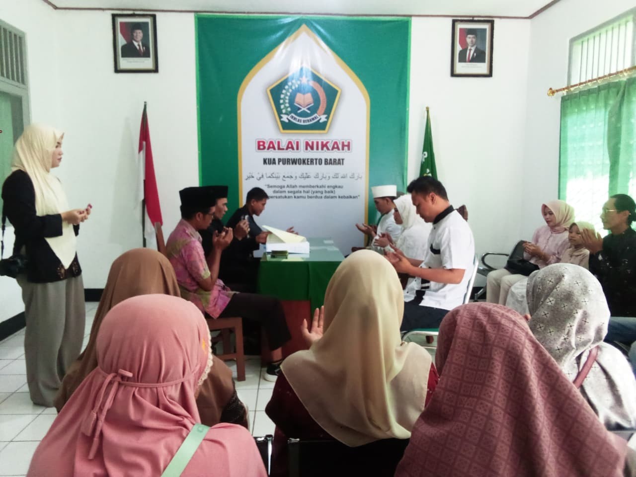 Sah Akad Nikah, Pasangan Pengantin Tersenyum Bahagia