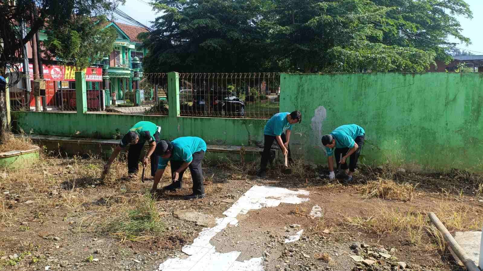 KUA Ajibarang Laksanakan GEMAH ASRI di Lingkungan Kantor