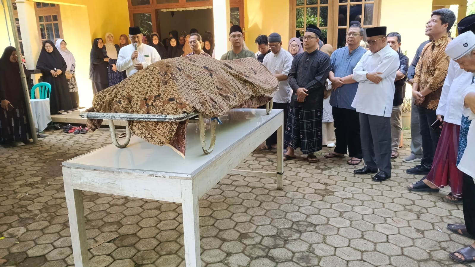 Kepala KUA Sumpiuh Hadiri Prosesi Pemakaman Ibunda Kepala KUA Somagede