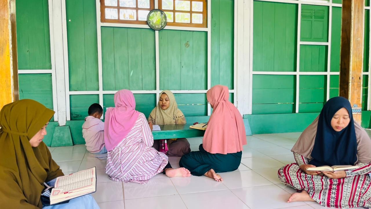 Penyuluh KUA Sumbang Rutin Mengajar Ngaji Dengan Metode Yanbua kepada Ibu-Ibu di Pondok Faaliqul Ishbah
