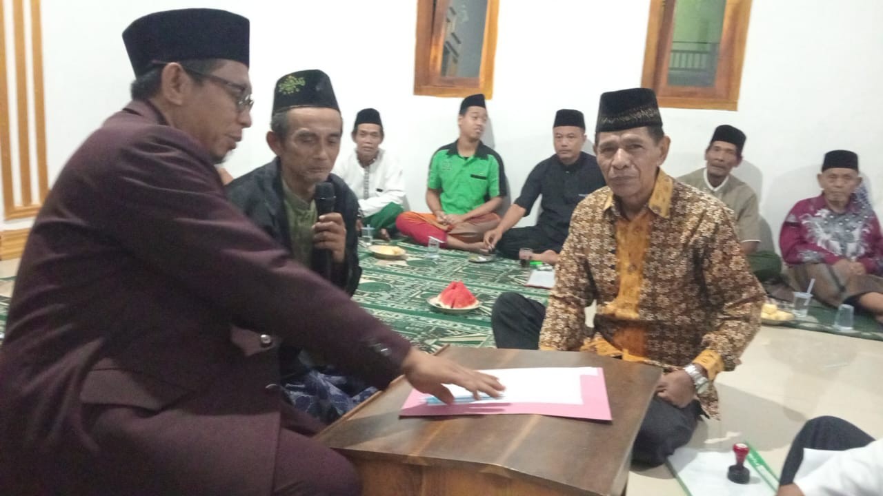 Kepala KUA Ajibarang Kukuhkan Takmir Baru Masjid Baitul Muttaqin Ciberung