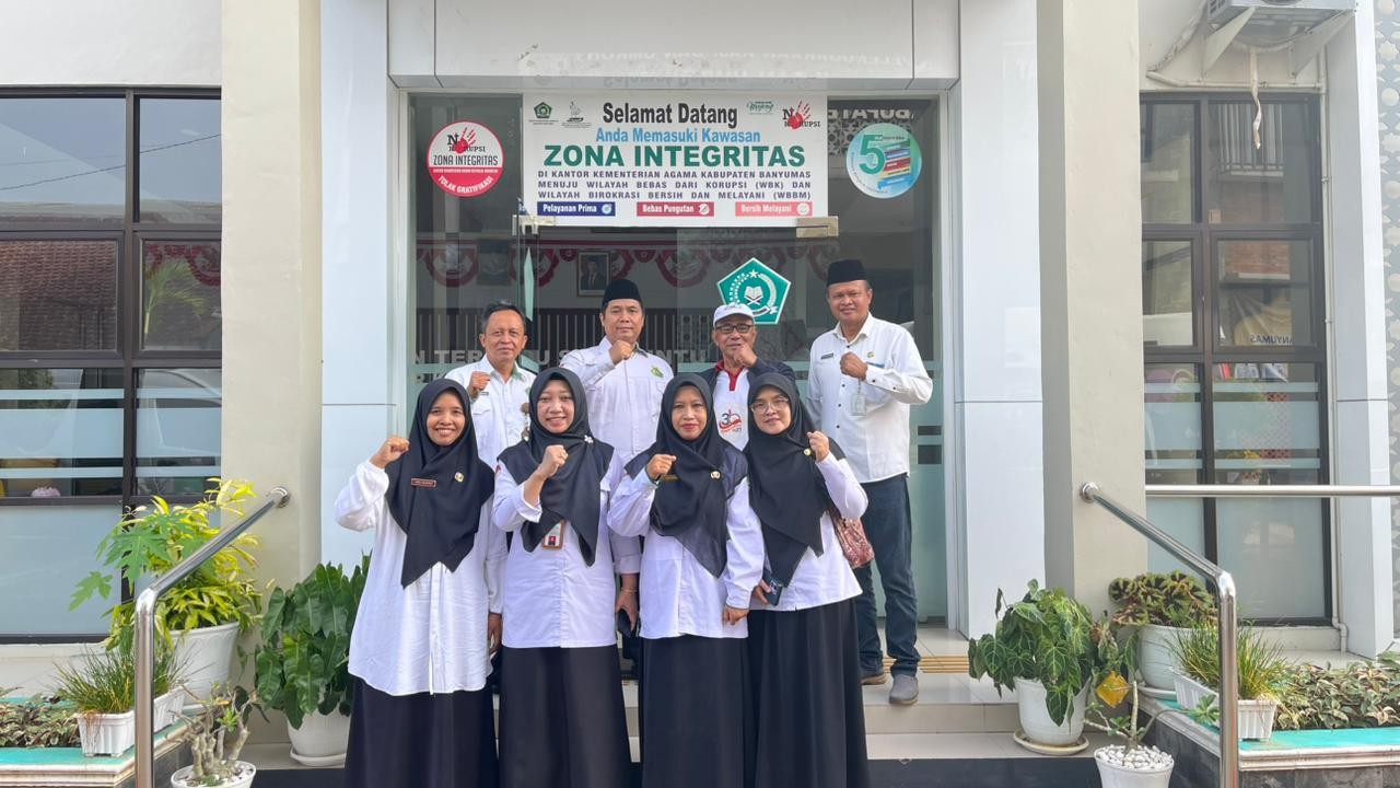 Kasubbag TU Kemenag Banyumas Lepas Peserta MTQ KORPRI ke Semarang