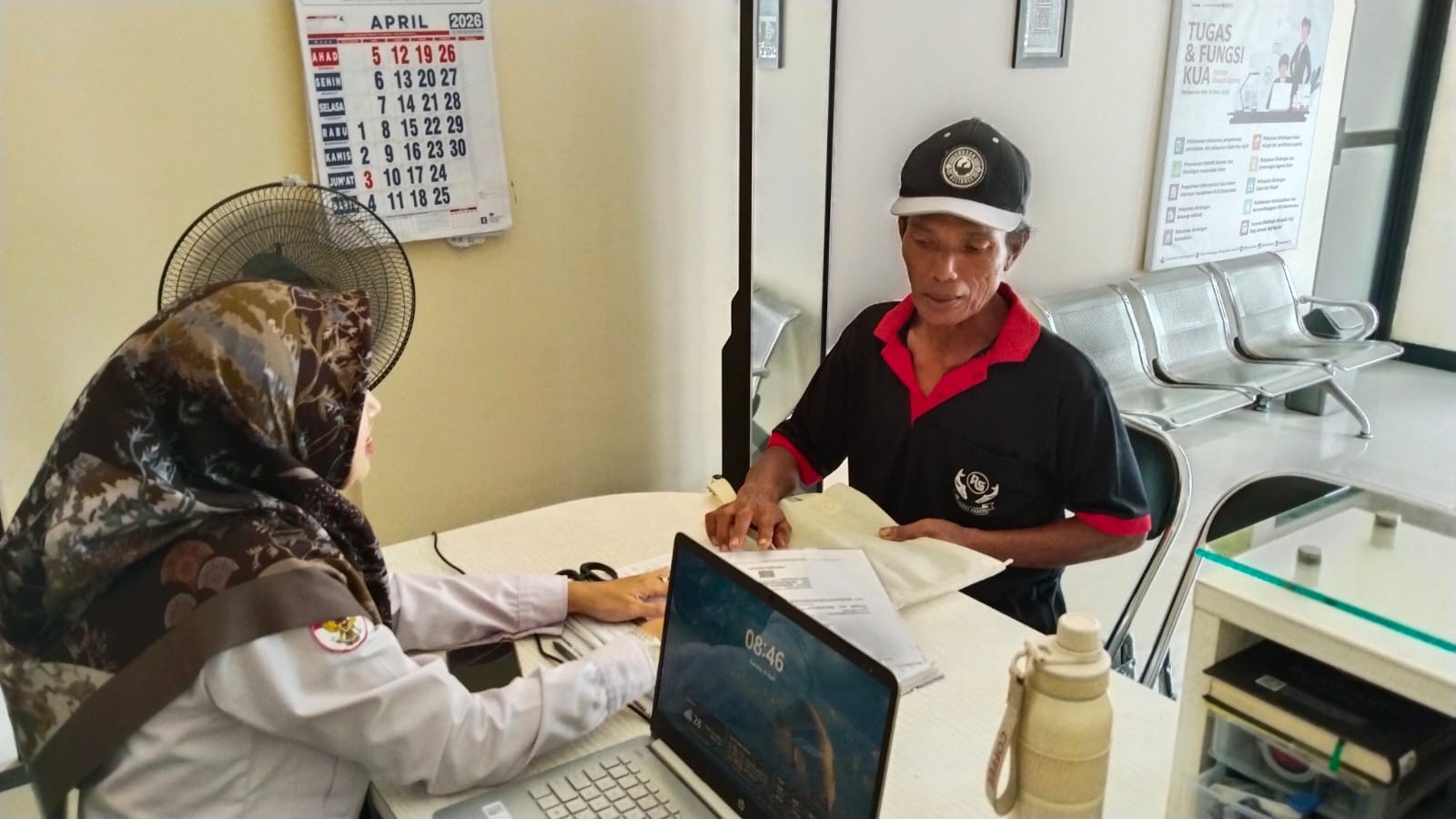 Staf KUA Jelaskan Prosedur Perubahan Nama pada Buku Nikah