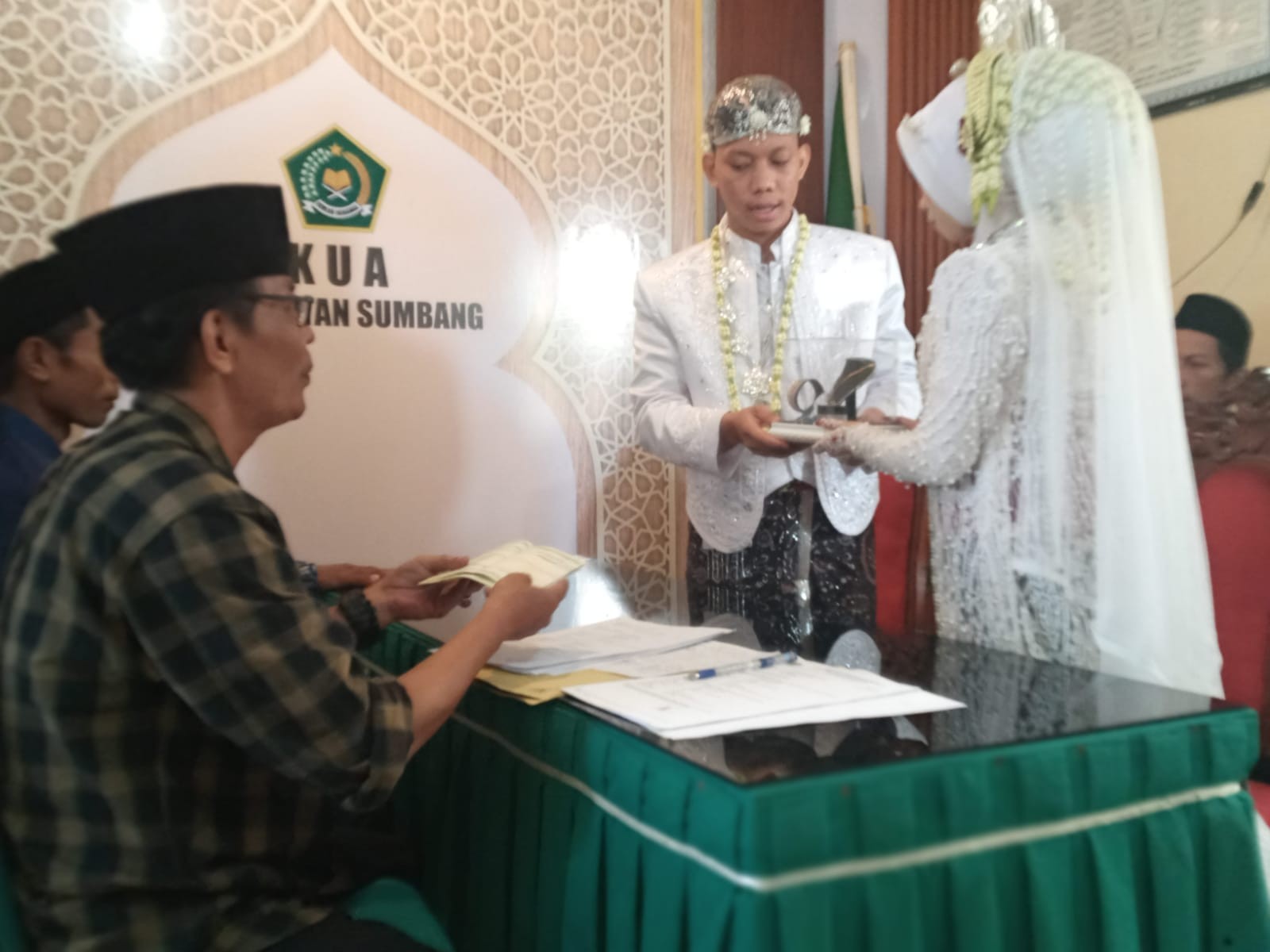 Mahar 1,5 Juta Warnai Akad Nikah di Balai Nikah KUA Sumbang