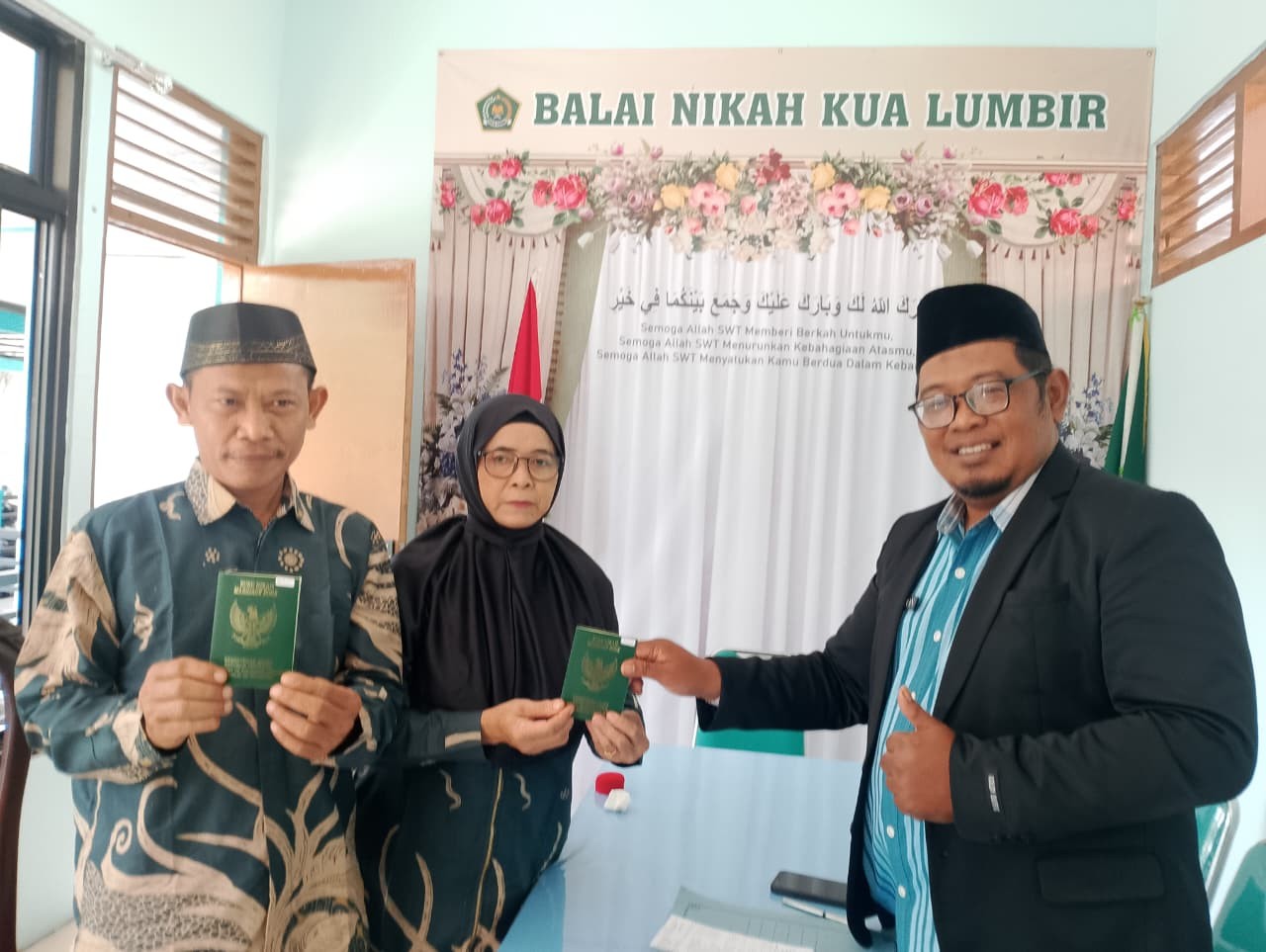 Akad Nikah Penuh Khidmat, Sepasang Pengantin Sah Menjadi Pasangan Suami Istri