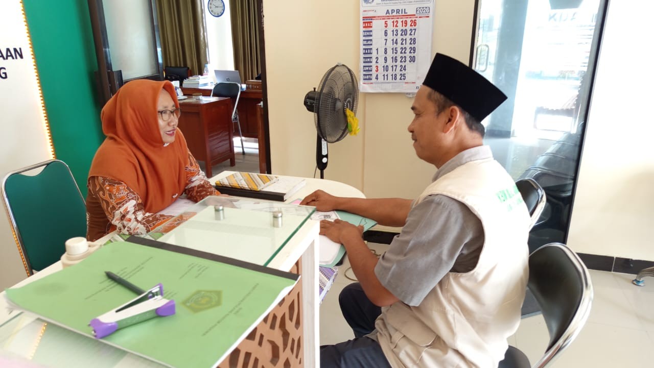 Staf KUA Layani Perubahan Nama pada Buku Nikah untuk Persyaratan Haji dan Paspor